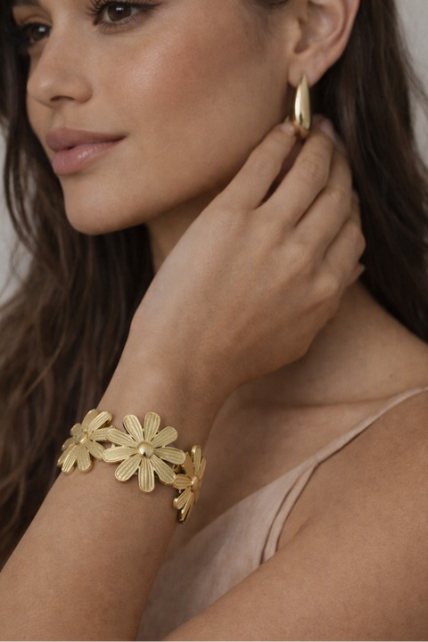 Gold Daisy Cuff Bracelet – Vintage Floral Design | One Size