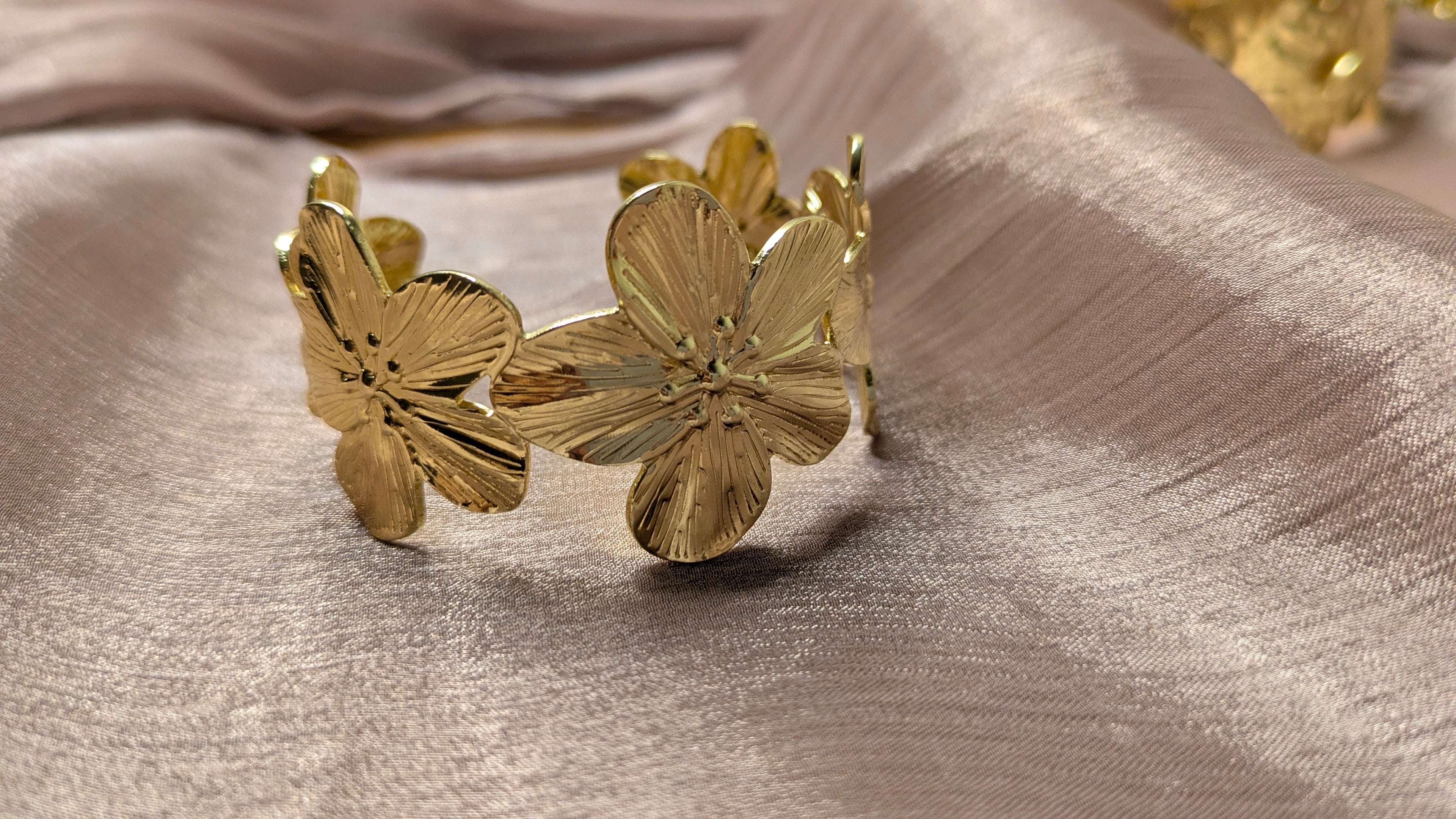 Gold Floral Link Bracelet – Vintage Flower Charm | One Size