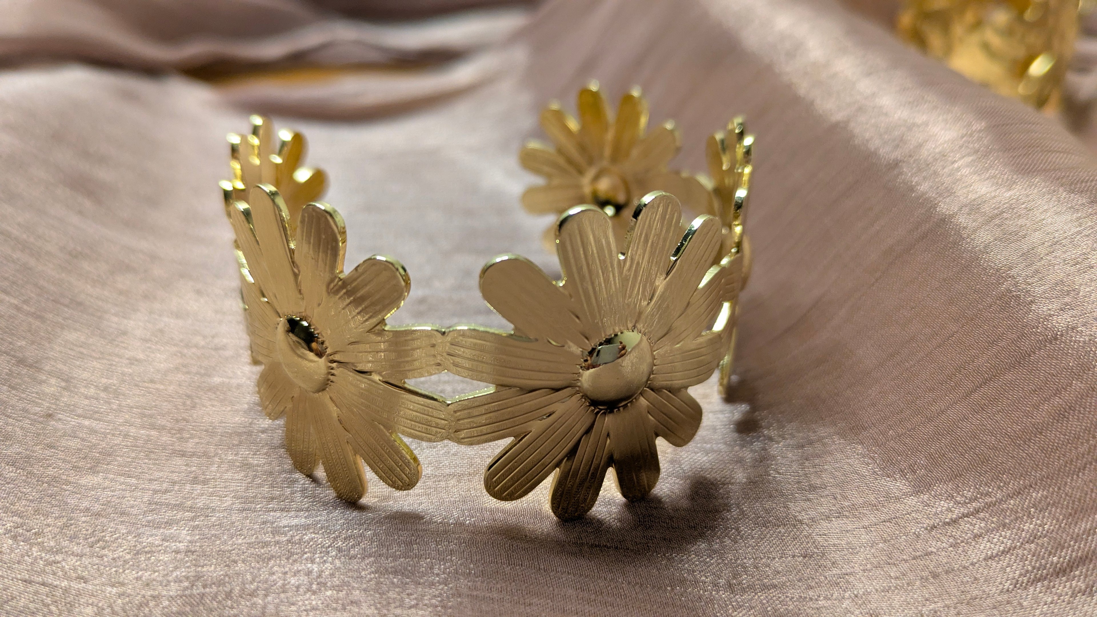 Gold Daisy Cuff Bracelet – Vintage Floral Design | One Size