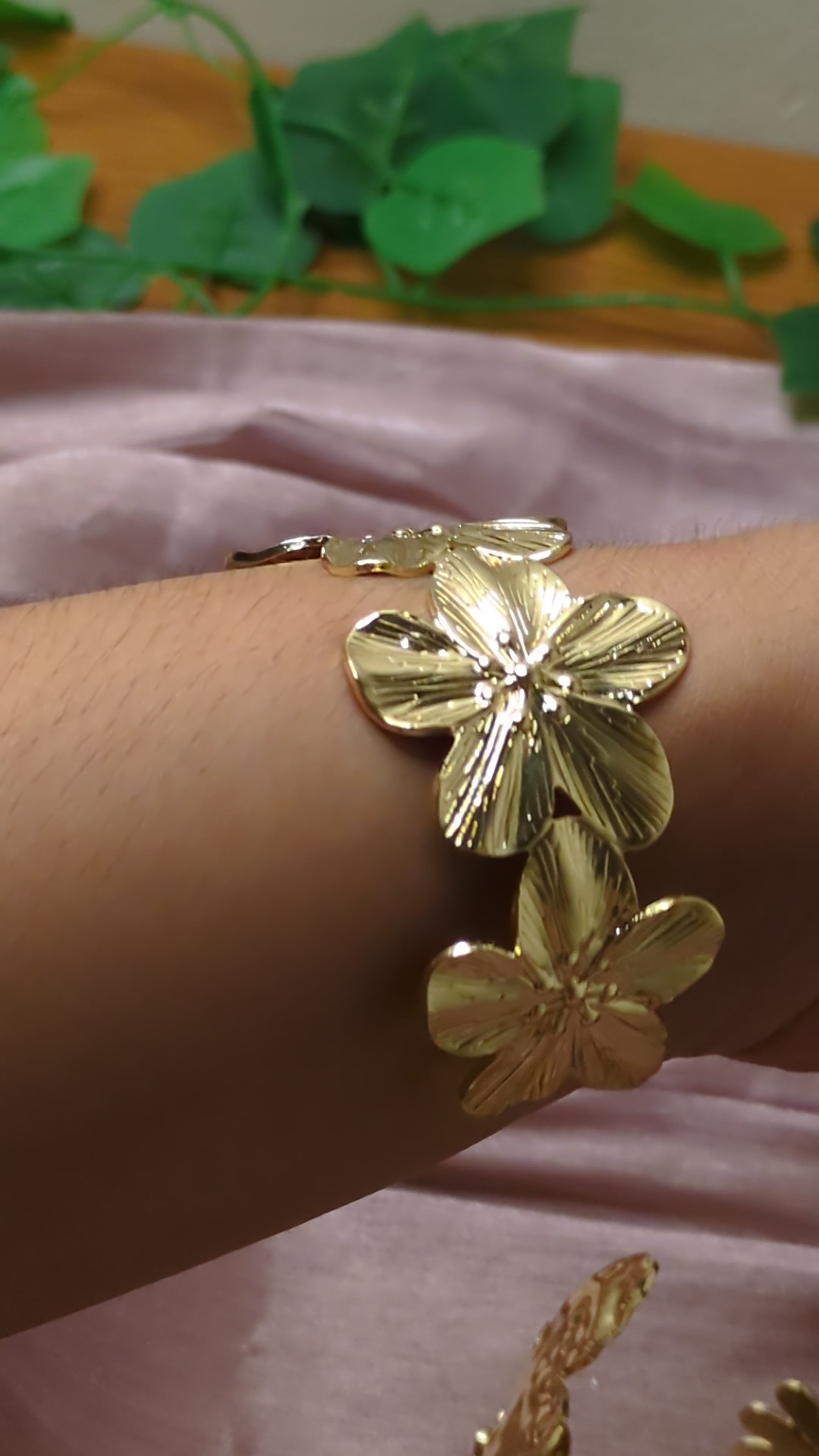 Gold Daisy Cuff Bracelet – Vintage Floral Design | One Size