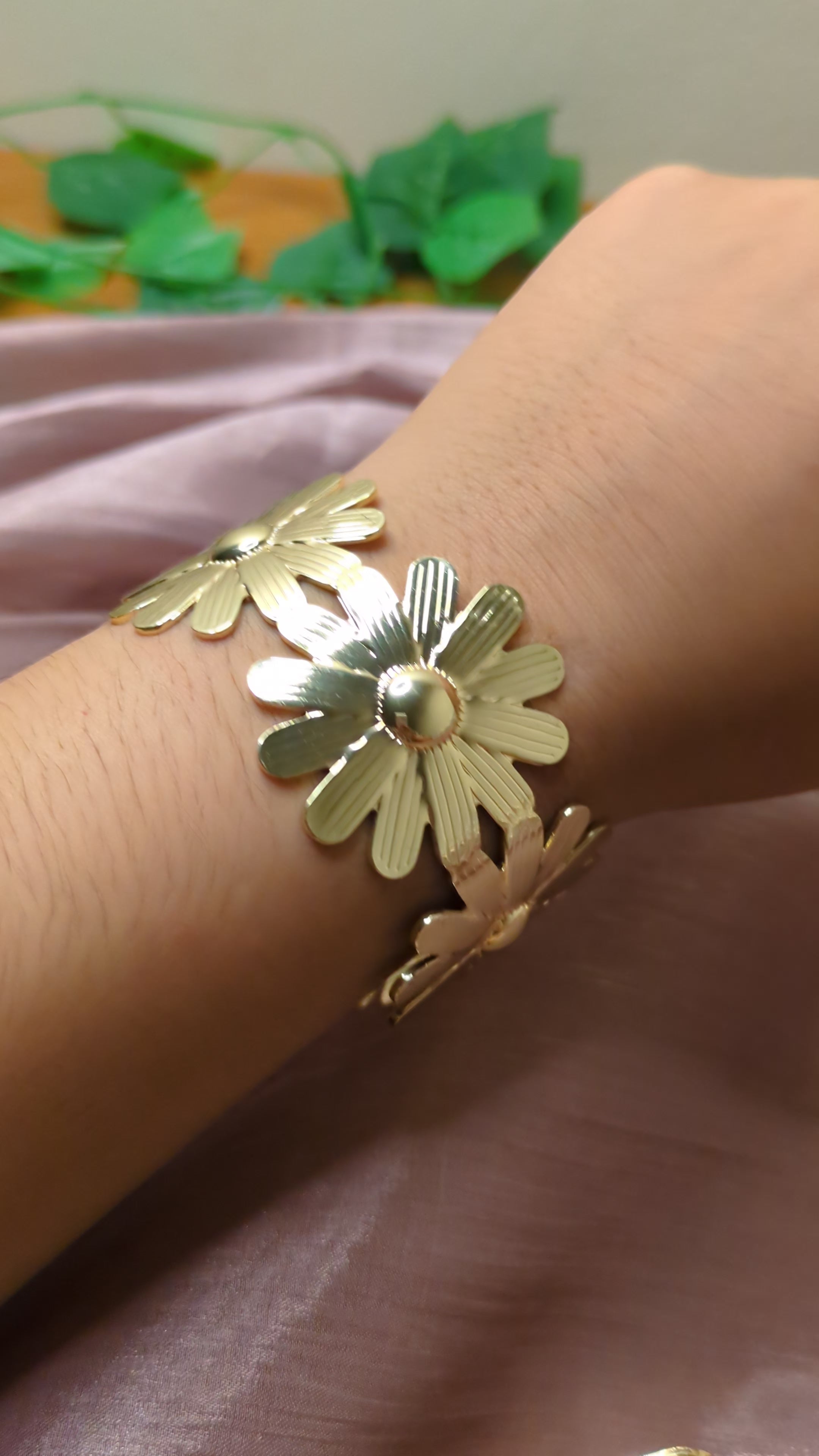 Gold Floral Link Bracelet – Vintage Flower Charm | One Size