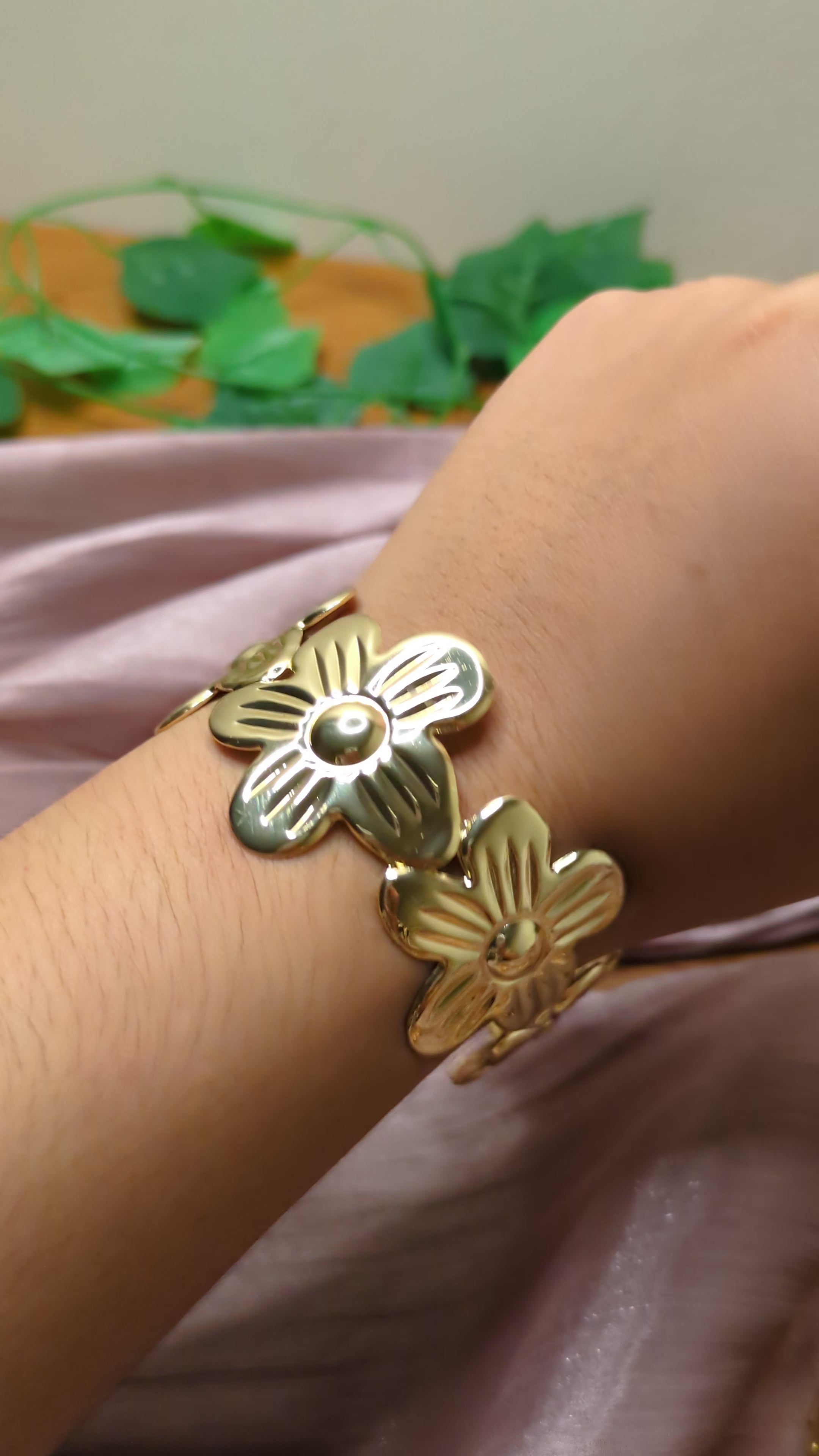 Gold Floral Cuff Bracelet – Vintage Flower Design | One Size